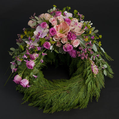 Hvit liten pynt kiste med stor, gråaktig  bakgrunn